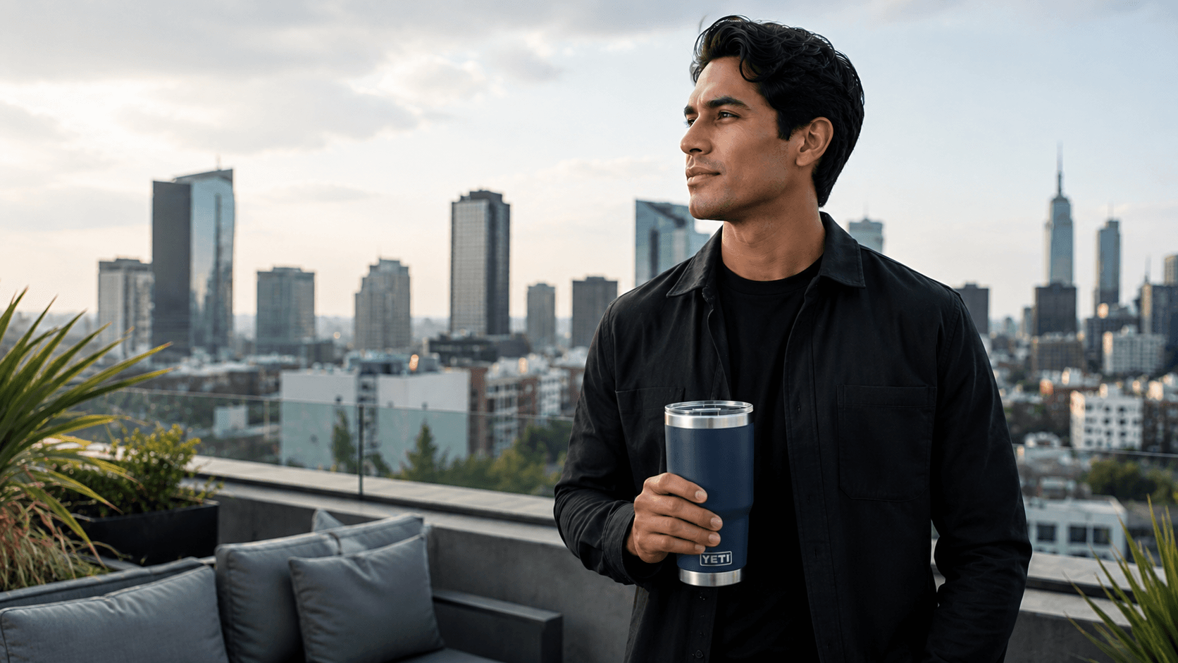 Termo YETI en un rooftop de CDMX
