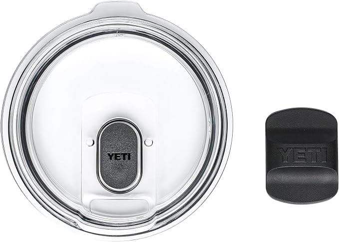 Las tres medidas de la tapa YETI: chica para el Wine Tumbler y el Tumbler de 10 oz; mediana para el Lowball de 10 oz, las tazas y el Tumbler de 20 oz; grande para la taza de 14 oz, el Cup de 26 oz y el Tumbler de 30 oz